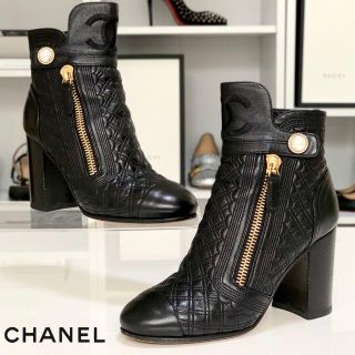 シャネル(CHANEL)の2895 シャネル ココマーク パール レザー ショートブーツ マトラッセ 黒(ブーツ)