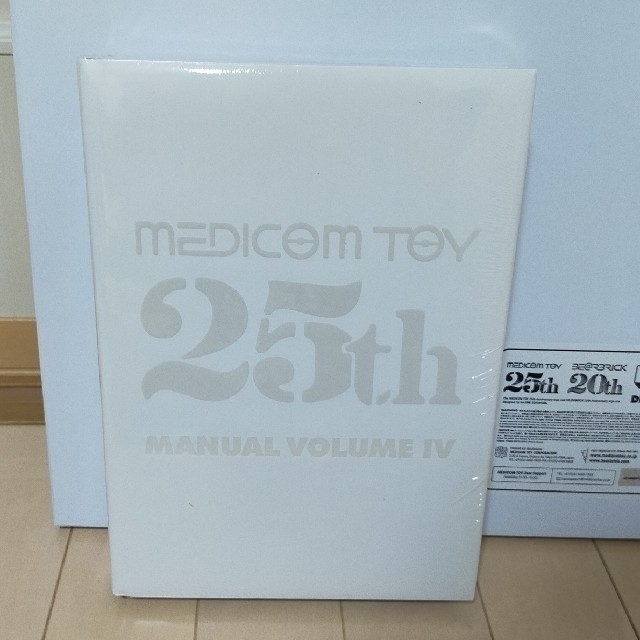 MEDICOM TOY 25th MANUAL VOLUME IV ボードセット エンタメ/ホビーのおもちゃ/ぬいぐるみ(キャラクターグッズ)の商品写真