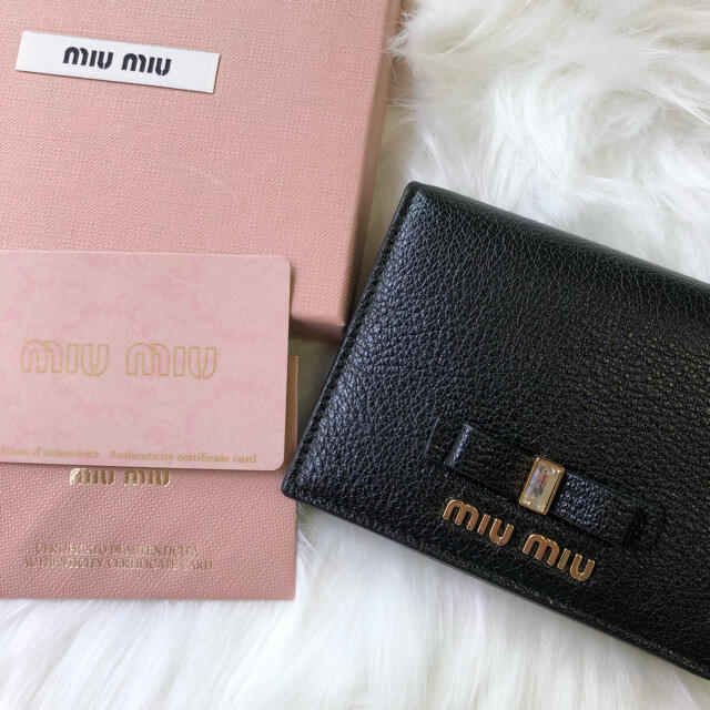 miumiuマドラスリボン折財布