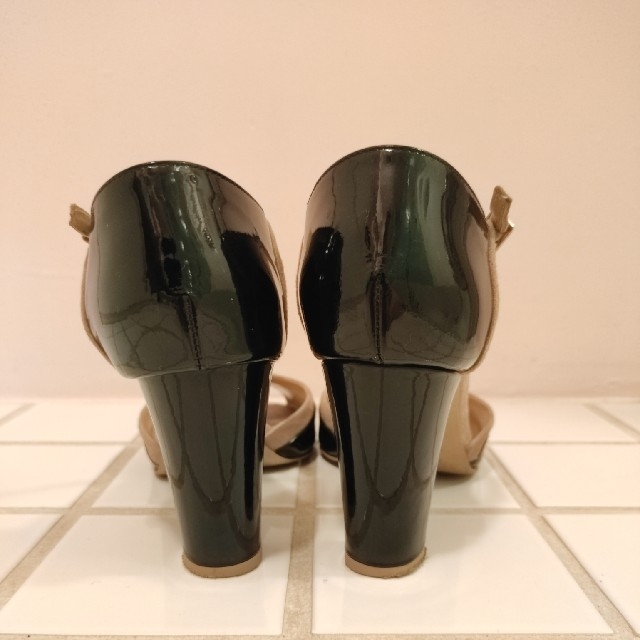 GINZA Kanematsu(ギンザカネマツ)の👠GINZAカネマツ イタリア製ブラックエナメルヒールサンダル レディースの靴/シューズ(サンダル)の商品写真