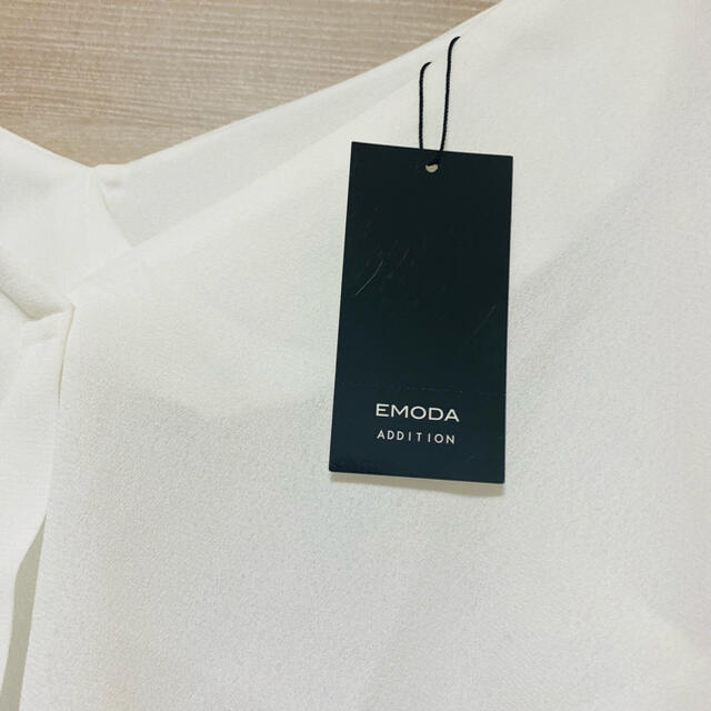EMODA(エモダ)のEMODA Vネックシャツブラウス 白 フリーサイズ エモダ レディースのトップス(シャツ/ブラウス(長袖/七分))の商品写真