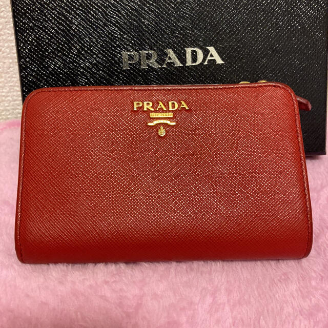 PRADA(プラダ)の良品！PRADA プラダ サフィアーノゴールド　折り財布　レッド レディースのファッション小物(財布)の商品写真