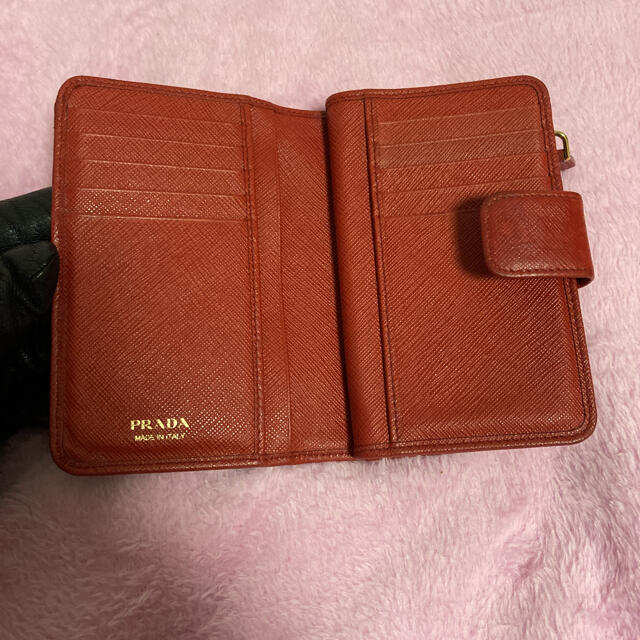 PRADA(プラダ)の良品！PRADA プラダ サフィアーノゴールド　折り財布　レッド レディースのファッション小物(財布)の商品写真