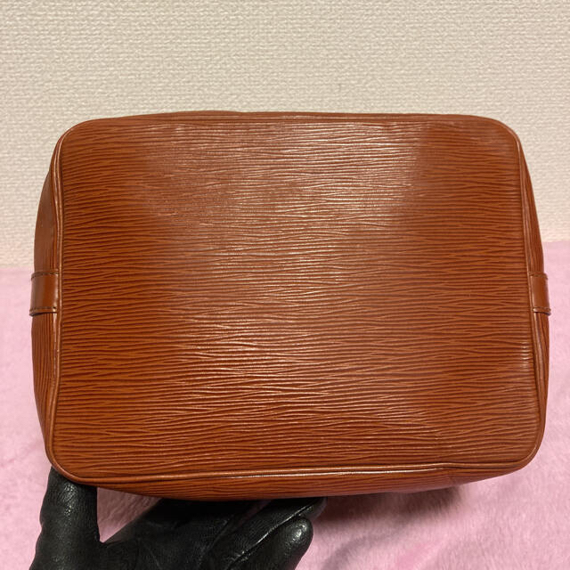 美品 LOUIS VUITTON ルイヴィトン エピ プチノエ 巾着バッグ 赤 美品 LOUIS VUITTON ルイヴィトン エピ プチノエ 巾着バッグ 赤