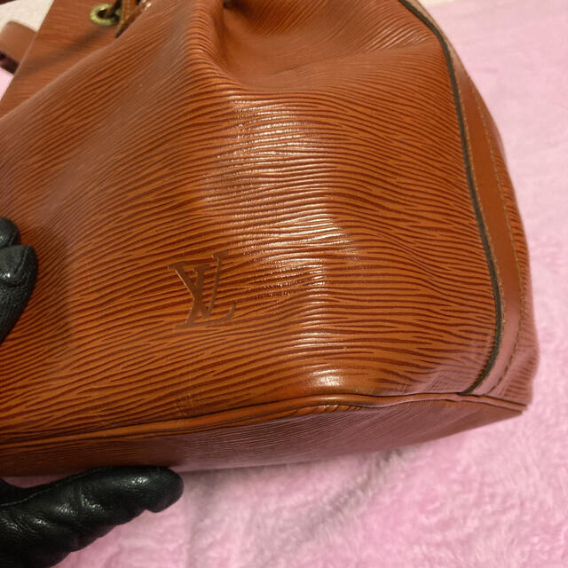 美品 LOUIS VUITTON ルイヴィトン エピ プチノエ 巾着バッグ 赤 美品 LOUIS VUITTON ルイヴィトン エピ プチノエ 巾着バッグ 赤