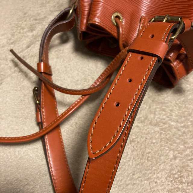 美品 LOUIS VUITTON ルイヴィトン エピ プチノエ 巾着バッグ 赤 美品 LOUIS VUITTON ルイヴィトン エピ プチノエ 巾着バッグ 赤