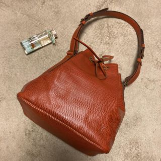 ルイヴィトン(LOUIS VUITTON)の美品　LOUIS VUITTON ルイヴィトン エピ プチノエ 巾着バッグ　赤(ショルダーバッグ)