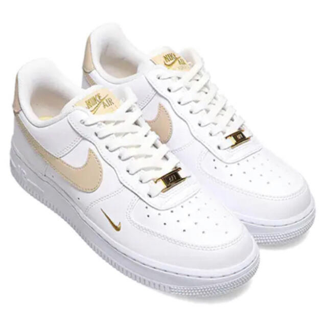 NIKE(ナイキ)の24 NIKE AIR FORCE 1 07 エッセンシャル ベージュ レディースの靴/シューズ(スニーカー)の商品写真