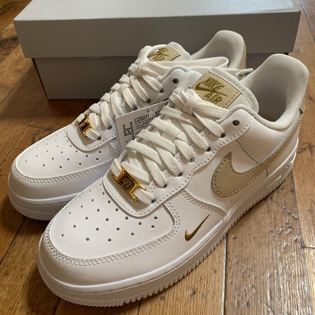 NIKE(ナイキ)の24 NIKE AIR FORCE 1 07 エッセンシャル ベージュ レディースの靴/シューズ(スニーカー)の商品写真