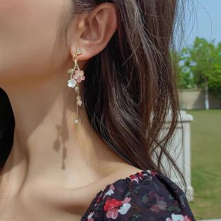 【新品】ピアス  可愛い　花　花びら　ピンク　おしゃれ(ピアス)