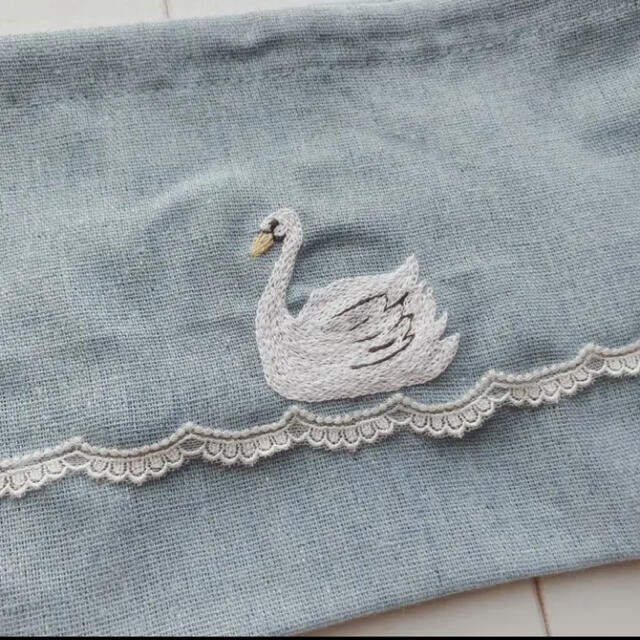 handmade刺繍巾着⚘スワン swan 白鳥 ハンドメイド 鳥刺繍 ブルー レディースのファッション小物(ポーチ)の商品写真