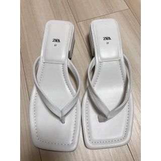 ザラ(ZARA)のZARA スクエアトゥミッドヒールサンダル　size  37（ホワイト）(サンダル)