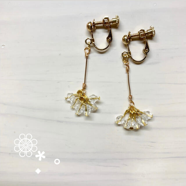 ⑅·*❁白い小花のイヤリング❁*·⑅　ハンドメイド　アクセサリー　シンプル ハンドメイドのアクセサリー(イヤリング)の商品写真