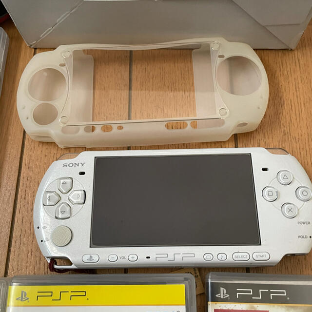 PSP3000 ミスティックシルバー　ソフト　メモリーカード　充電器付き！