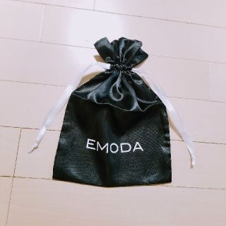 エモダ(EMODA)の⑤新品◆EMODA◆サテン黒×白ロゴ巾着袋◆エモダ プレゼント ポーチ(ポーチ)