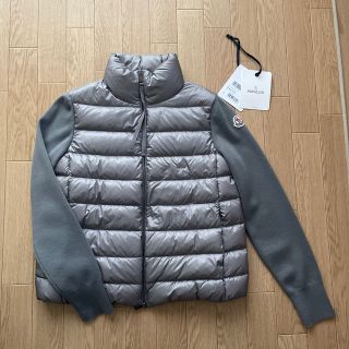 モンクレール(MONCLER)のMONCLER ハイネックカーディガン　ライトグレー　Sサイズ　美品(ダウンジャケット)