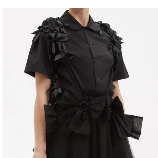 COMME des GARCONS(コムデギャルソン)のNoir Kei Ninomiya リボン ポプリンシャツ S 新品 試着のみ レディースのトップス(シャツ/ブラウス(半袖/袖なし))の商品写真