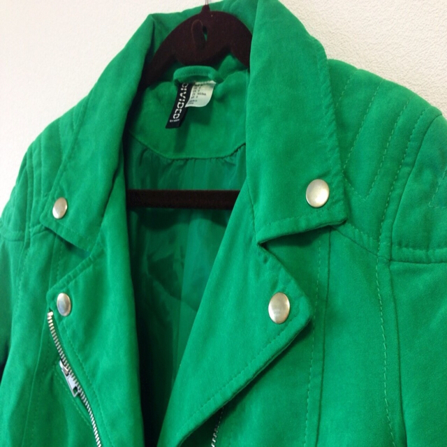 H&M(エイチアンドエム)のセール！グリーン🍀なライダースJK👯 レディースのジャケット/アウター(ライダースジャケット)の商品写真