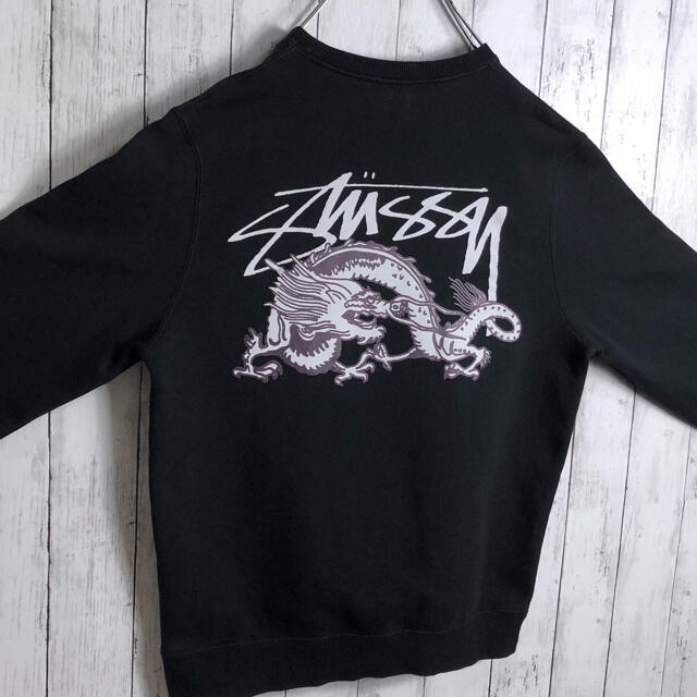 STUSSY(ステューシー)の【両面デザイン】ステューシー ドラゴン スウェット M 黒 メンズのトップス(スウェット)の商品写真