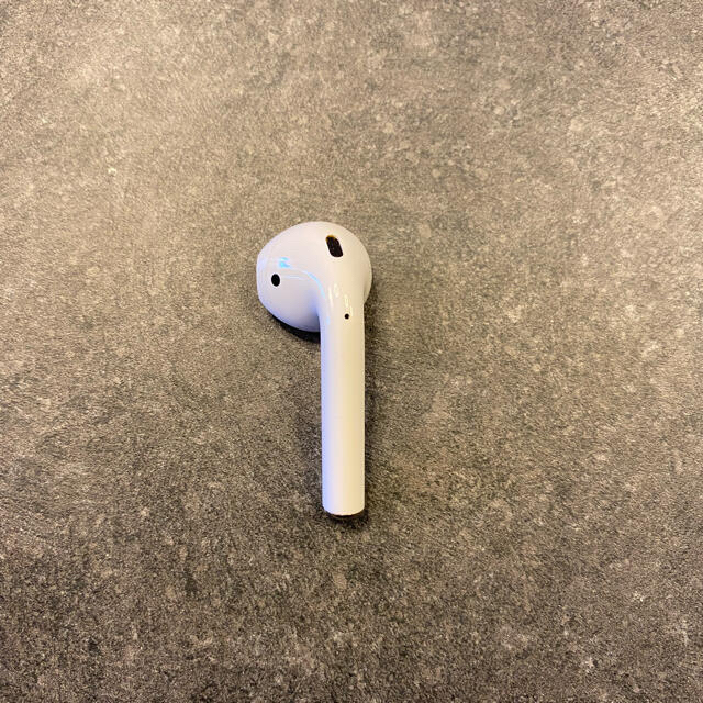 Apple(アップル)のAirPods 第1世代　イヤホンのみ(両耳) スマホ/家電/カメラのオーディオ機器(ヘッドフォン/イヤフォン)の商品写真