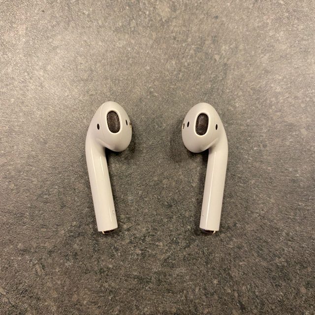 Apple(アップル)のAirPods 第1世代　イヤホンのみ(両耳) スマホ/家電/カメラのオーディオ機器(ヘッドフォン/イヤフォン)の商品写真