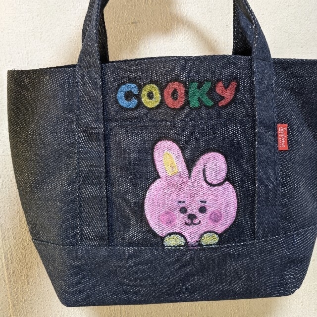 防弾少年団(BTS)(ボウダンショウネンダン)の♥lite_bule様専用💜BTS BT21 ペイントバッグ💜グクCOOKY レディースのバッグ(ハンドバッグ)の商品写真