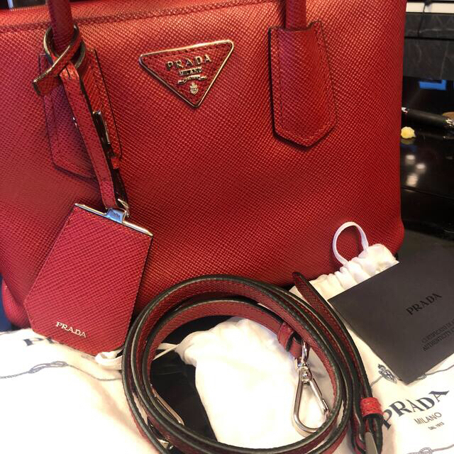 半額以下セール！PRADA ハンドバッグ