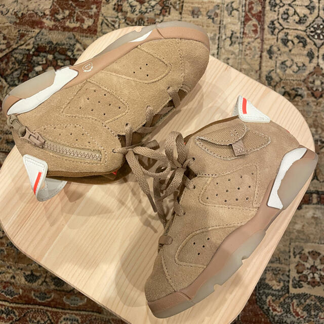 NIKE(ナイキ)のTRAVIS SCOTT AIR JORDAN 6 BRITISH KHAKI キッズ/ベビー/マタニティのキッズ靴/シューズ(15cm~)(スニーカー)の商品写真