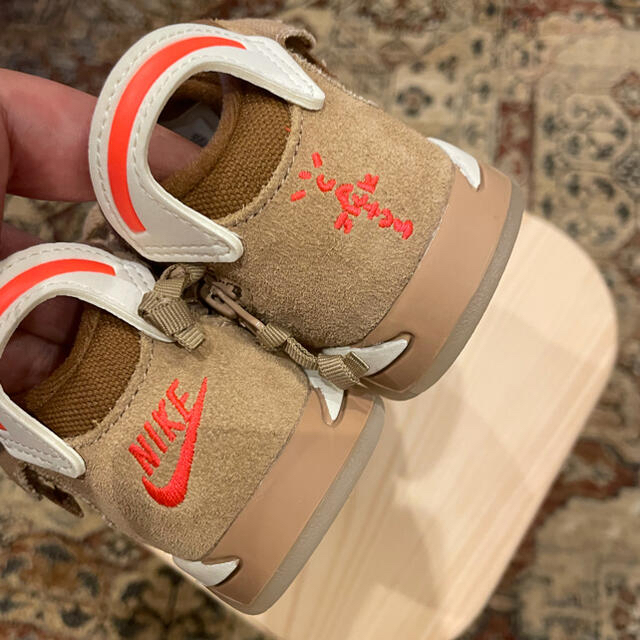 NIKE(ナイキ)のTRAVIS SCOTT AIR JORDAN 6 BRITISH KHAKI キッズ/ベビー/マタニティのキッズ靴/シューズ(15cm~)(スニーカー)の商品写真