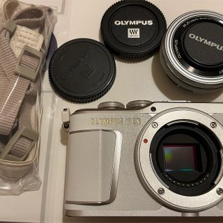 オリンパス(OLYMPUS)のOLYMPUS E-PL9 WHITE【本日限定価格】(デジタル一眼)