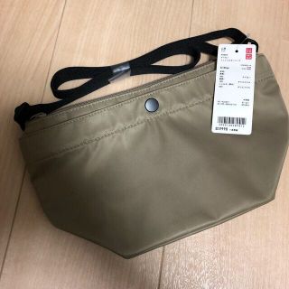 ユニクロ(UNIQLO)のユニクロ　ナイロンミニショルダー　ベージュ(ショルダーバッグ)