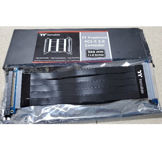 Thermaltake ライザーケーブル PCIE3.0 30cm スマホ/家電/カメラのPC/タブレット(PCパーツ)の商品写真