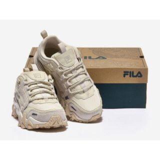 フィラ(FILA)のほぼ新品　箱付き　FILA OAKMONT TR ベージュ　25.5cm(スニーカー)