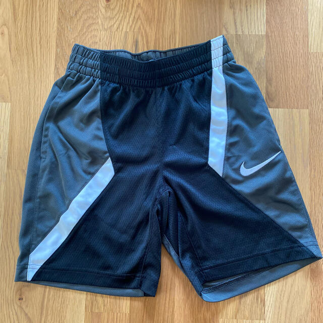 NIKE(ナイキ)のtaiyouさん専用ページ‼️NIKE ハーフパンツ　ダークグレー キッズ/ベビー/マタニティのキッズ服男の子用(90cm~)(パンツ/スパッツ)の商品写真