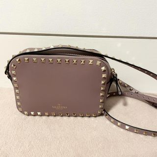 ヴァレンティノ(VALENTINO)のVALENTINO ロックスタッズクロスボディバッグ(ショルダーバッグ)