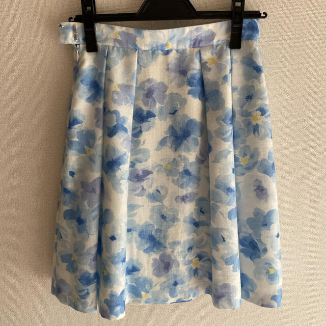 Debut de Fiore(デビュードフィオレ)のデビュデフィオーレ　ブルー花柄　フレアスカート レディースのスカート(ひざ丈スカート)の商品写真