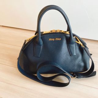 ミュウミュウ(miumiu)のmiumiu バッグ　ネイビー(ハンドバッグ)