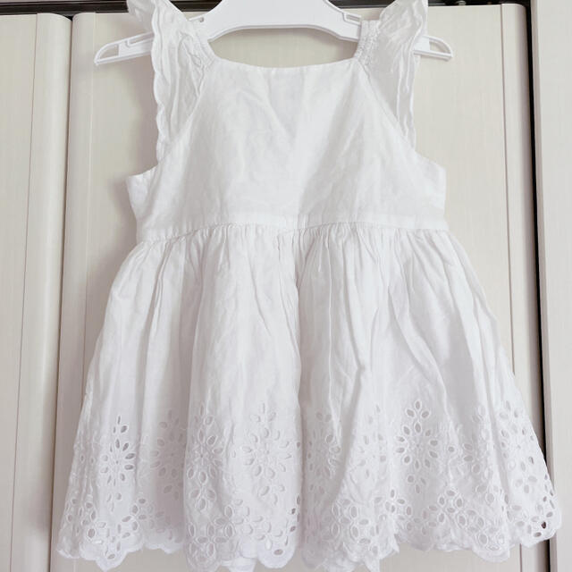 babyGAP(ベビーギャップ)のbabygap白ワンピース キッズ/ベビー/マタニティのベビー服(~85cm)(ワンピース)の商品写真