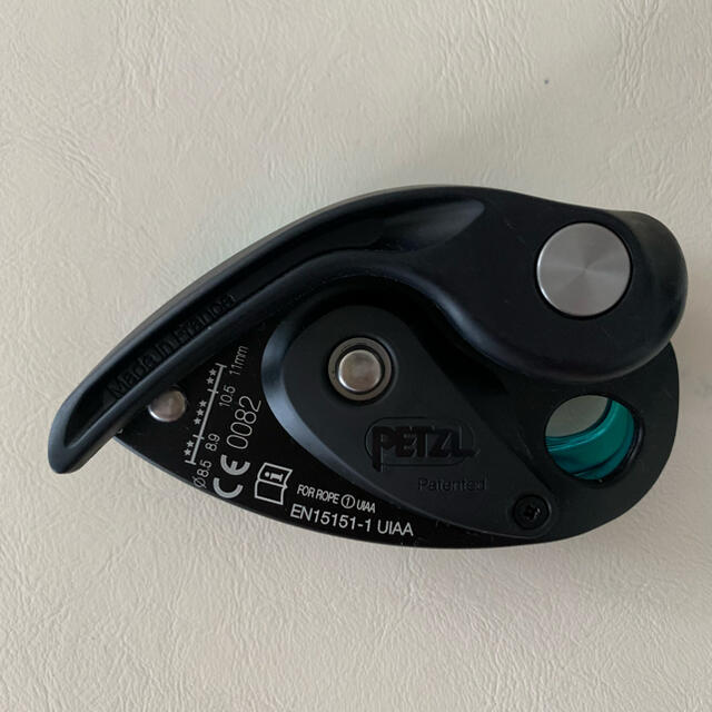 PETZL(ペツル)のペツル　グリグリ水色（ツイストロックカラビナ付） スポーツ/アウトドアのアウトドア(登山用品)の商品写真