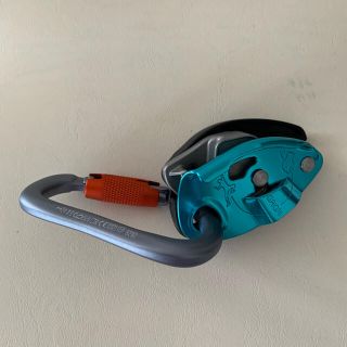 ペツル(PETZL)のペツル　グリグリ水色（ツイストロックカラビナ付）(登山用品)