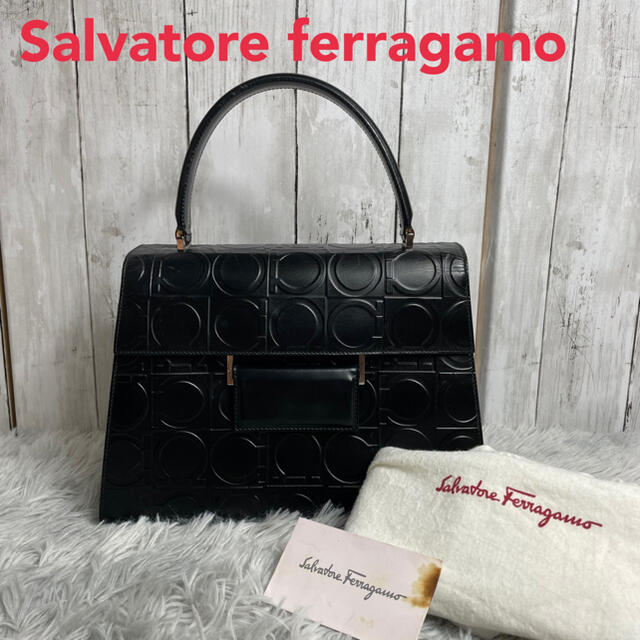 Salvatore Ferragamo(サルヴァトーレフェラガモ)の●美品● フェラガモ　ガンチーニ　フォーマルハンドバッグ　保存袋付ブラック　総柄 レディースのバッグ(ハンドバッグ)の商品写真