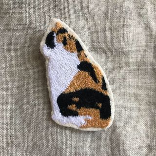 三毛猫(横)刺繍ブローチ(コサージュ/ブローチ)