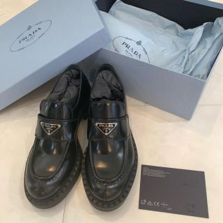 プラダ(PRADA)のPRADA ブラッシュドレザー ローファー(ローファー/革靴)