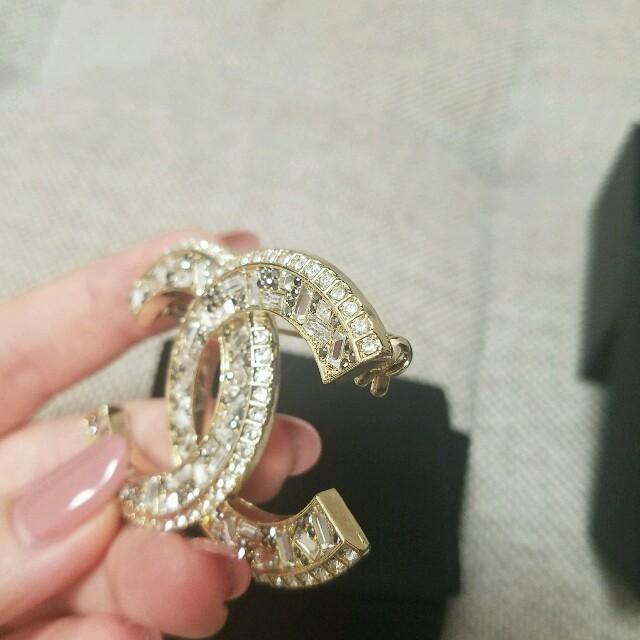 CHANEL(シャネル)のCHANEL 未使用 ラインストーン ビッグ ブローチ 正規品 レディースのアクセサリー(ブローチ/コサージュ)の商品写真