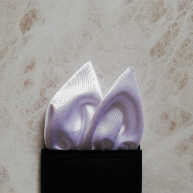 メンズポケットチーフ　ホワイト光沢サテン　つぼみビックチーフ メンズのファッション小物(ハンカチ/ポケットチーフ)の商品写真