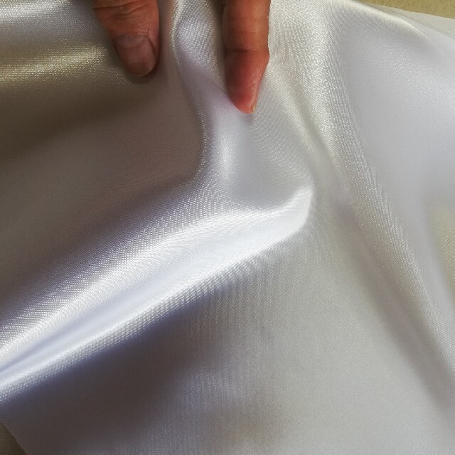 メンズポケットチーフ　ホワイト光沢サテン　つぼみビックチーフ メンズのファッション小物(ハンカチ/ポケットチーフ)の商品写真