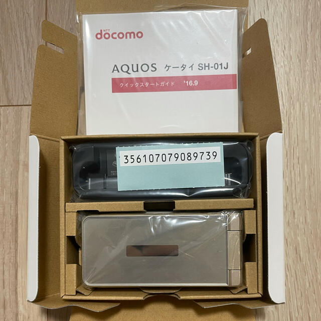 AQUOS(アクオス)のAQUOSガラホ SH-01J 新品未使用 バッテリー無し　SIMロック解除済み スマホ/家電/カメラのスマートフォン/携帯電話(スマートフォン本体)の商品写真