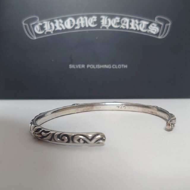 Chrome Hearts(クロムハーツ)の【新品】スクロールクロスバングル フリーサイズ メンズのアクセサリー(バングル/リストバンド)の商品写真