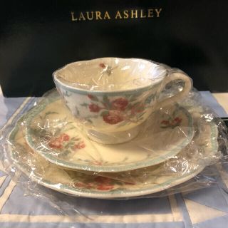 ローラアシュレイ(LAURA ASHLEY)のローラアシュレイ   薔薇　カップ＆ソーサー　プレート　２客　トリオ❣️　新品(食器)