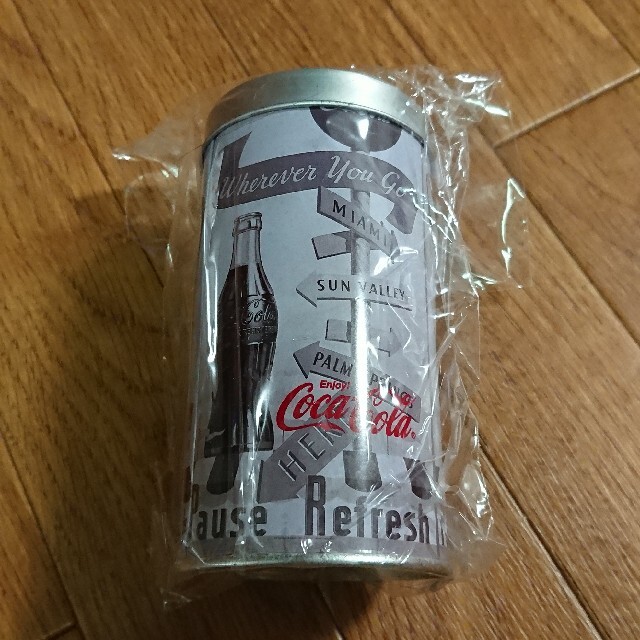 コカ・コーラ(コカコーラ)のコカ・コーラ 缶入り プチタオル　(２) エンタメ/ホビーのコレクション(ノベルティグッズ)の商品写真